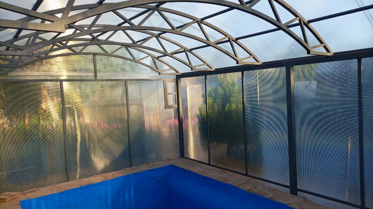 Навес для бассейна из поликарбоната Навес-беседка в парке с сотовым поликарбонатом